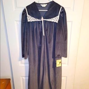 Vintage black velvet house coat robe in dark Velour w lace by Apostrophe